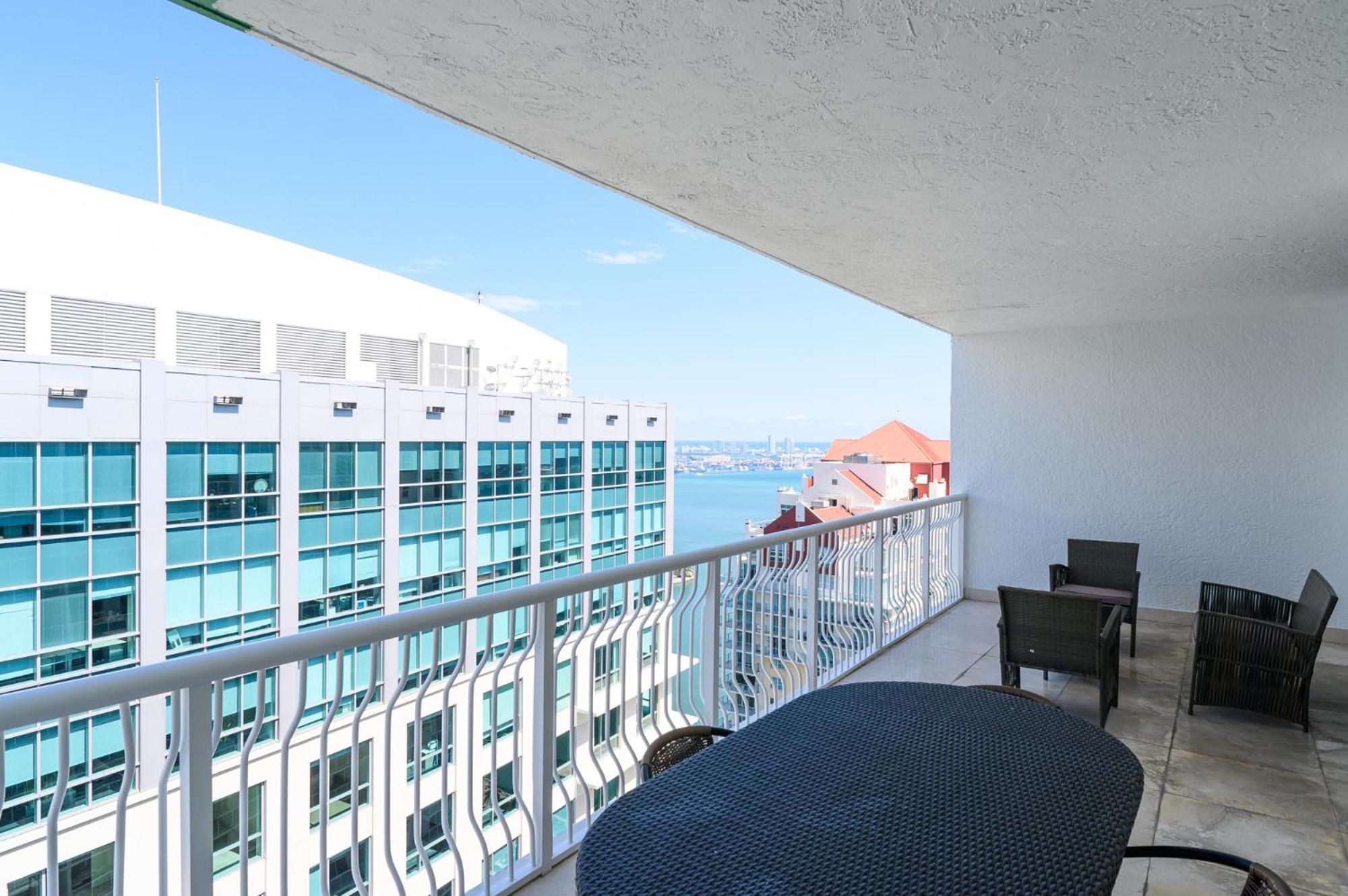 Spacious Penthouse In Brickell 3 Bedroom Free Parking *