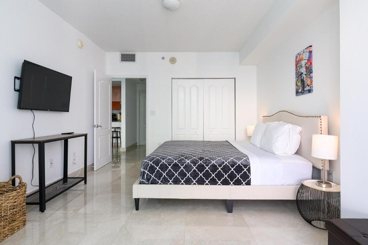 Spacious Penthouse In Brickell 3 Bedroom Free Parking Apartment *